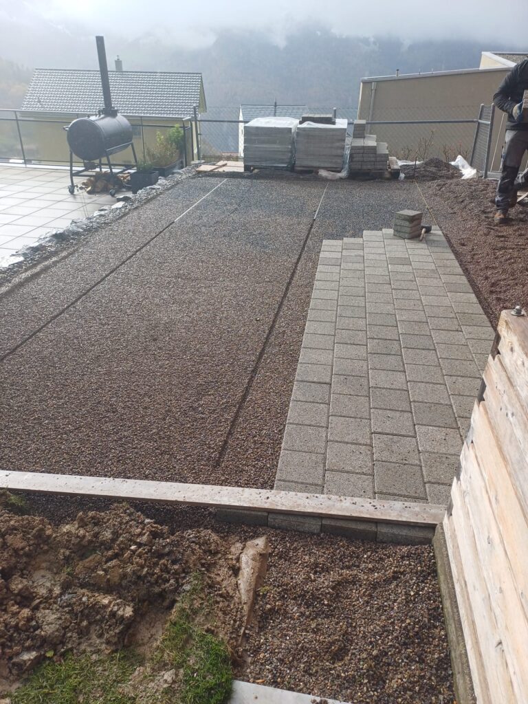 nach der sauber abgezogener Splittplanie werden die Steine verlegt